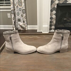 ShoeDazzle Shavonna‎ Light Gray Ankle Boots Size 9.5 New Cozy Chic